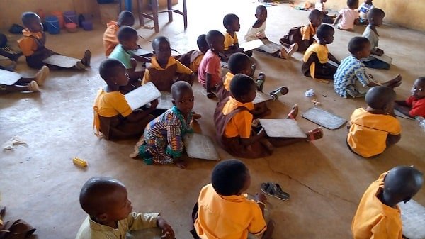 gumo d/a primary school - Pupils lie on belly to study