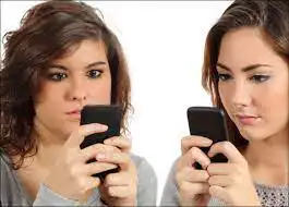 These 4 Things Can Happen To You If You Stay On Your Phone 24/7