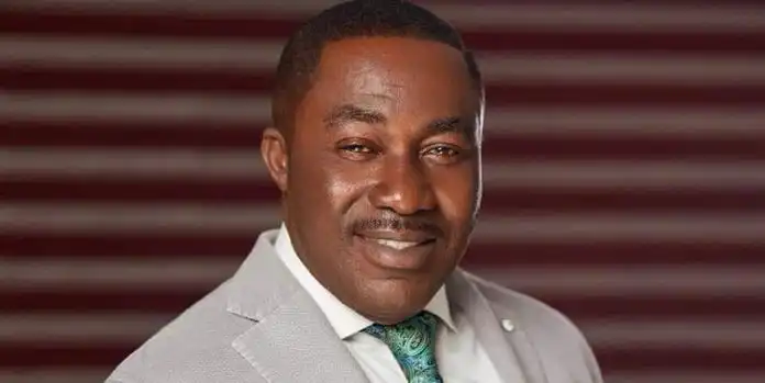 Ghana Ay3 Shii - Reactions As Despite Sprayed Gh60 On Brother Sammy While Performing