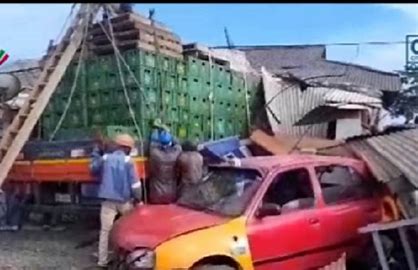 Beer truck crashes into NPP office at La, killing one