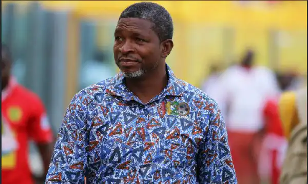 Chaos Erupts as Nsoatreman FC Coach Maxwell Konadu Attacked by Bofoakwa Tano Fans