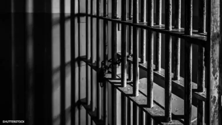 CCTV officers Chinese prisoner