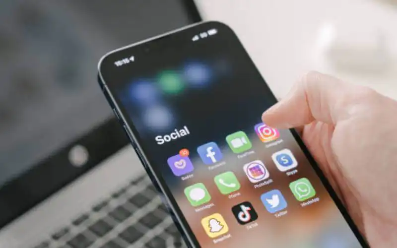 Social Media: The Double-Edged Sword of Modern Learning