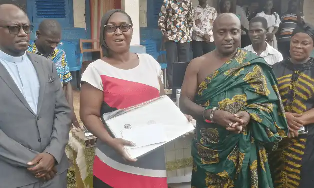 Odomase sub-chief donates US$2,000 worth computers to alma mater